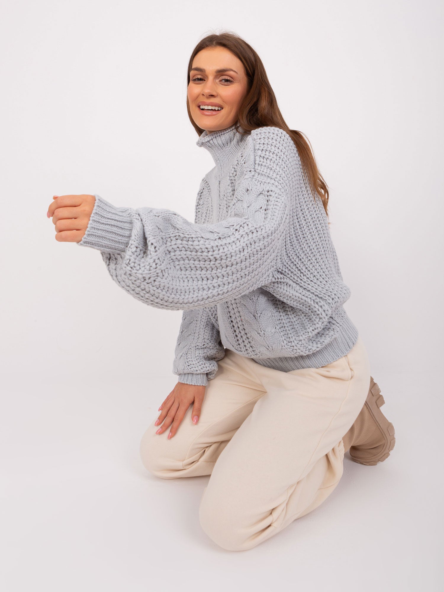 Szary damski sweter oversize z golfem