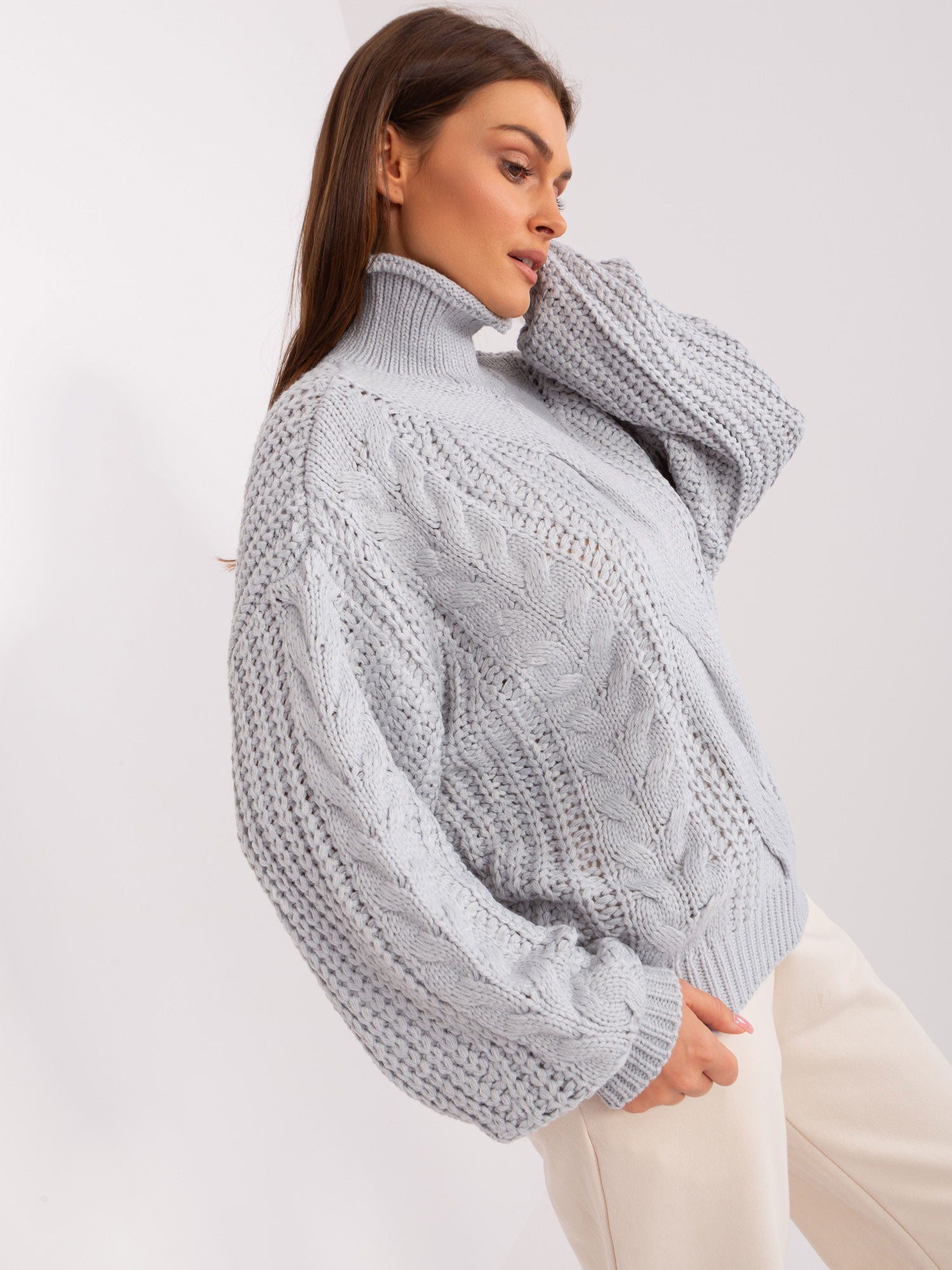 Szary damski sweter oversize z golfem