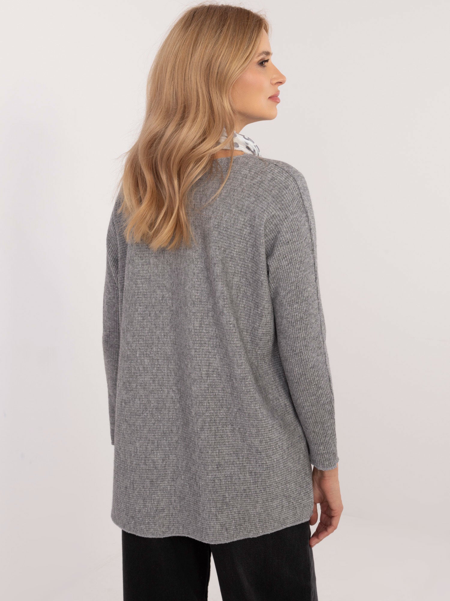 Szary damski sweter oversize w jednolitym kolorze
