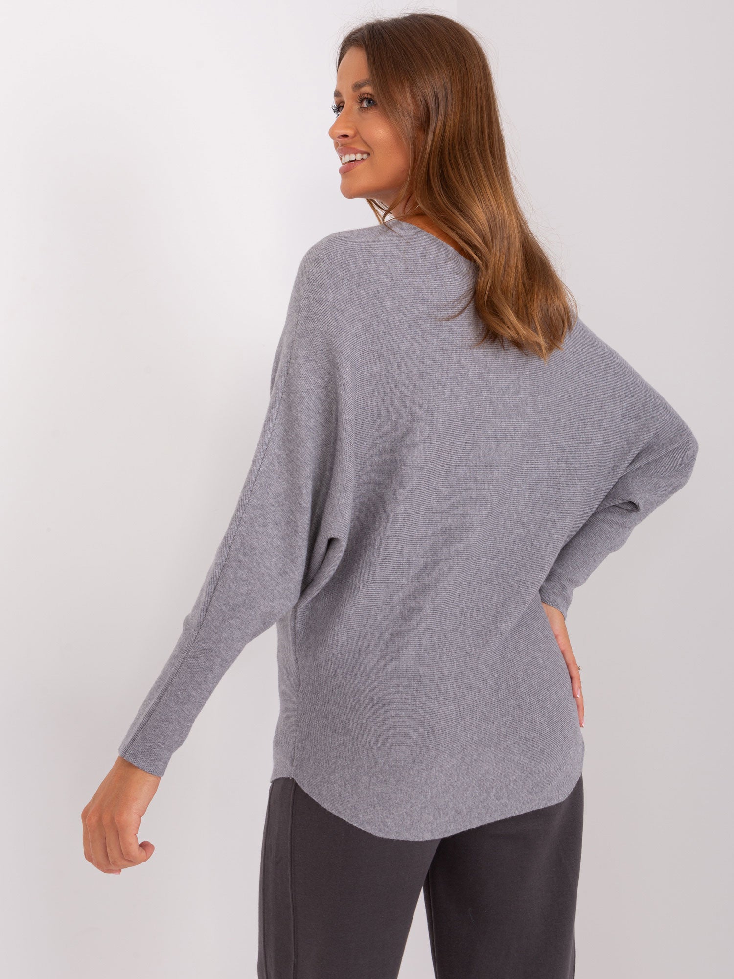 Szary sweter oversize z dekoltem w łódkę