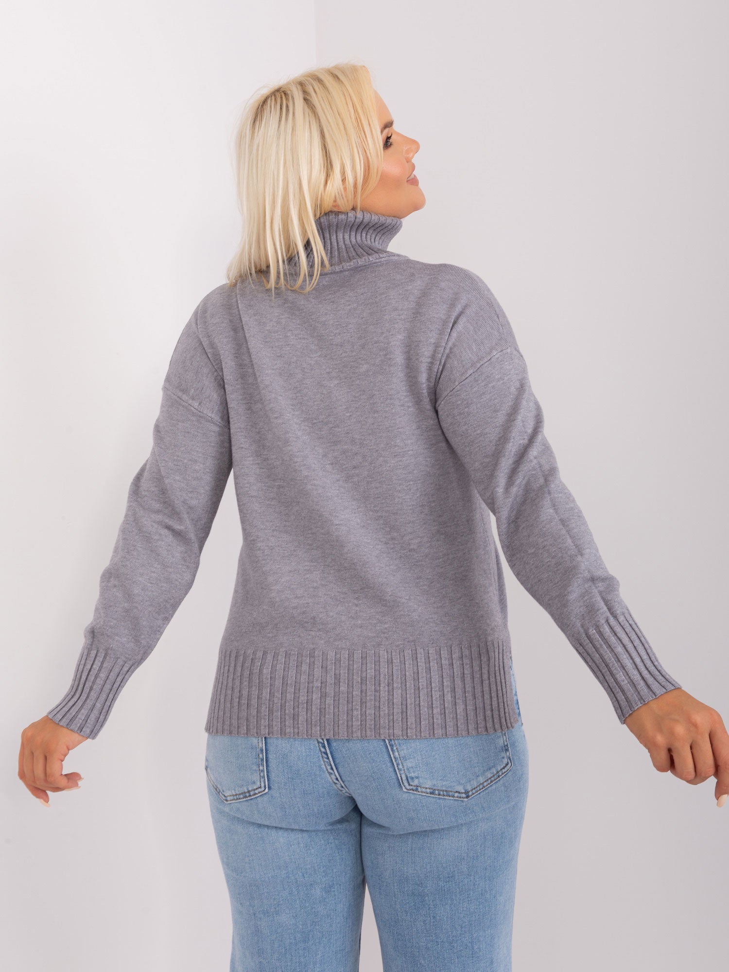 Szary damski sweter plus size z golfem