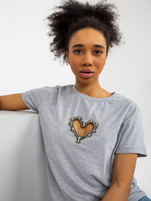 Szary damski t-shirt z aplikacjami i wycięciem