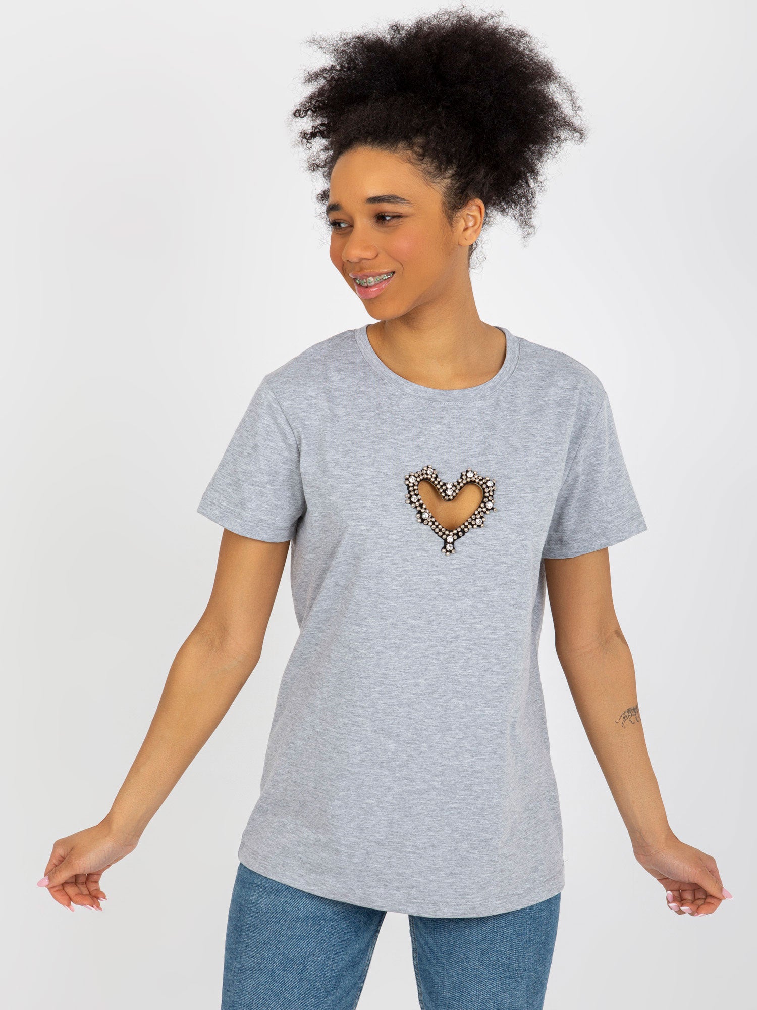 Szary damski t-shirt z aplikacjami i wycięciem