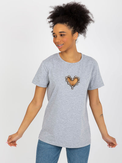 Szary damski t-shirt z aplikacjami i wycięciem