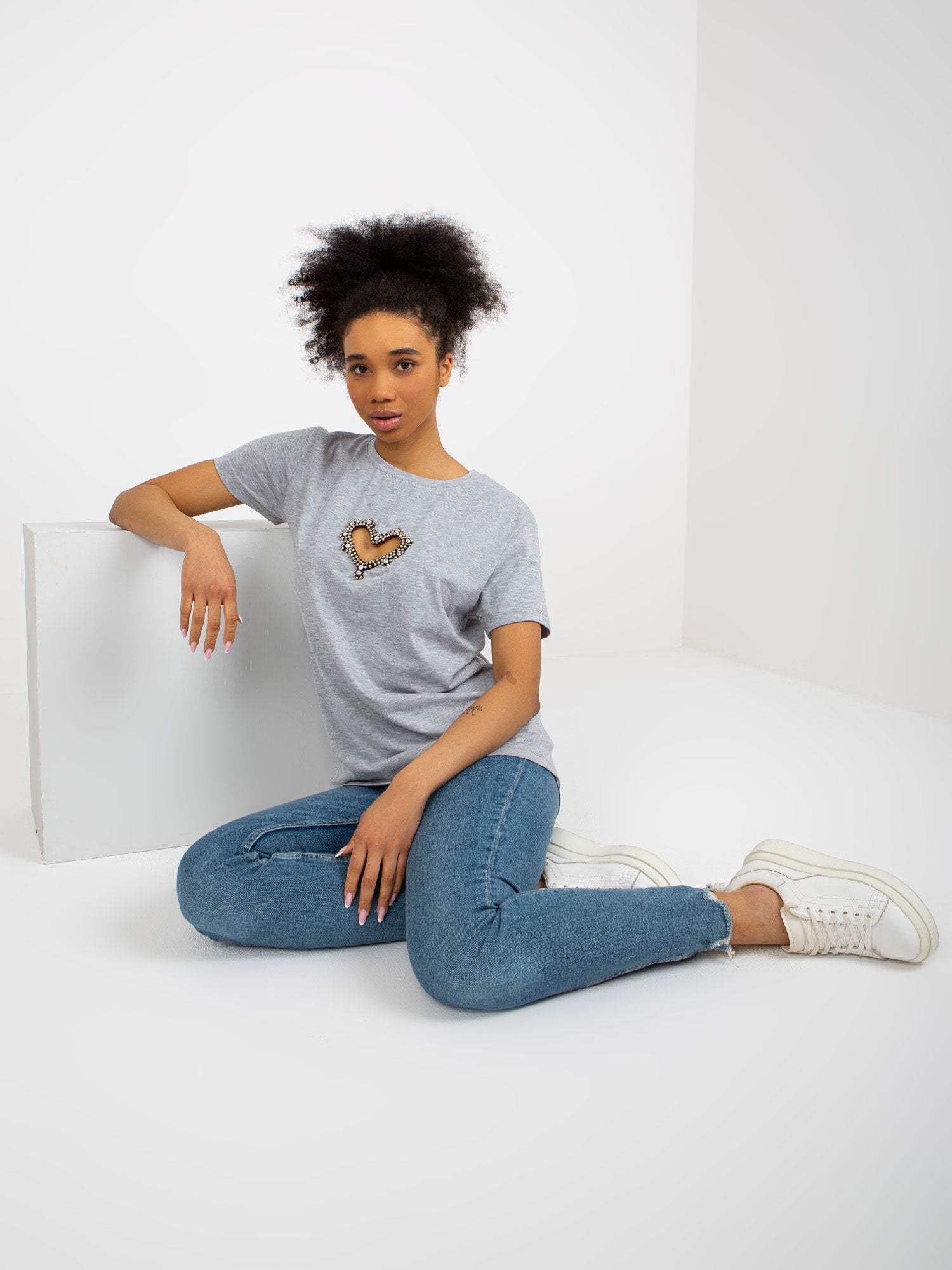 Szary damski t-shirt z aplikacjami i wycięciem