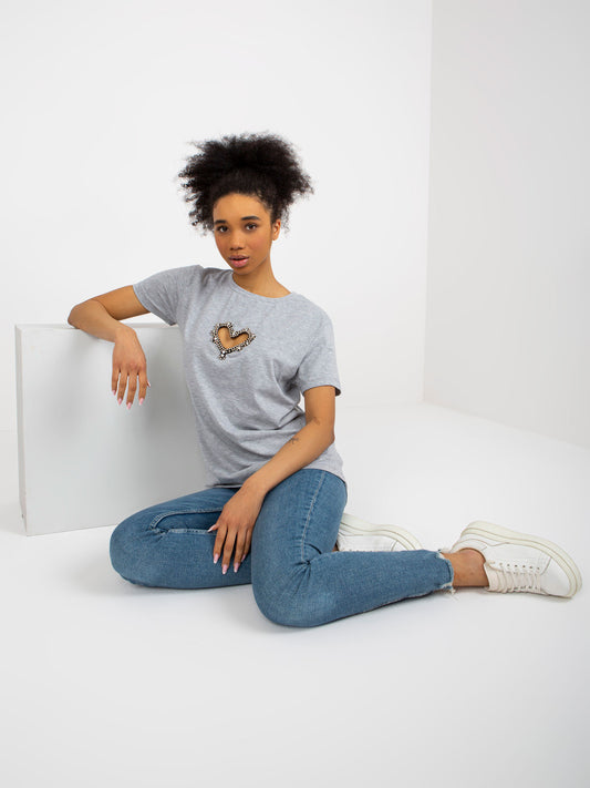 Szary damski t-shirt z aplikacjami i wycięciem