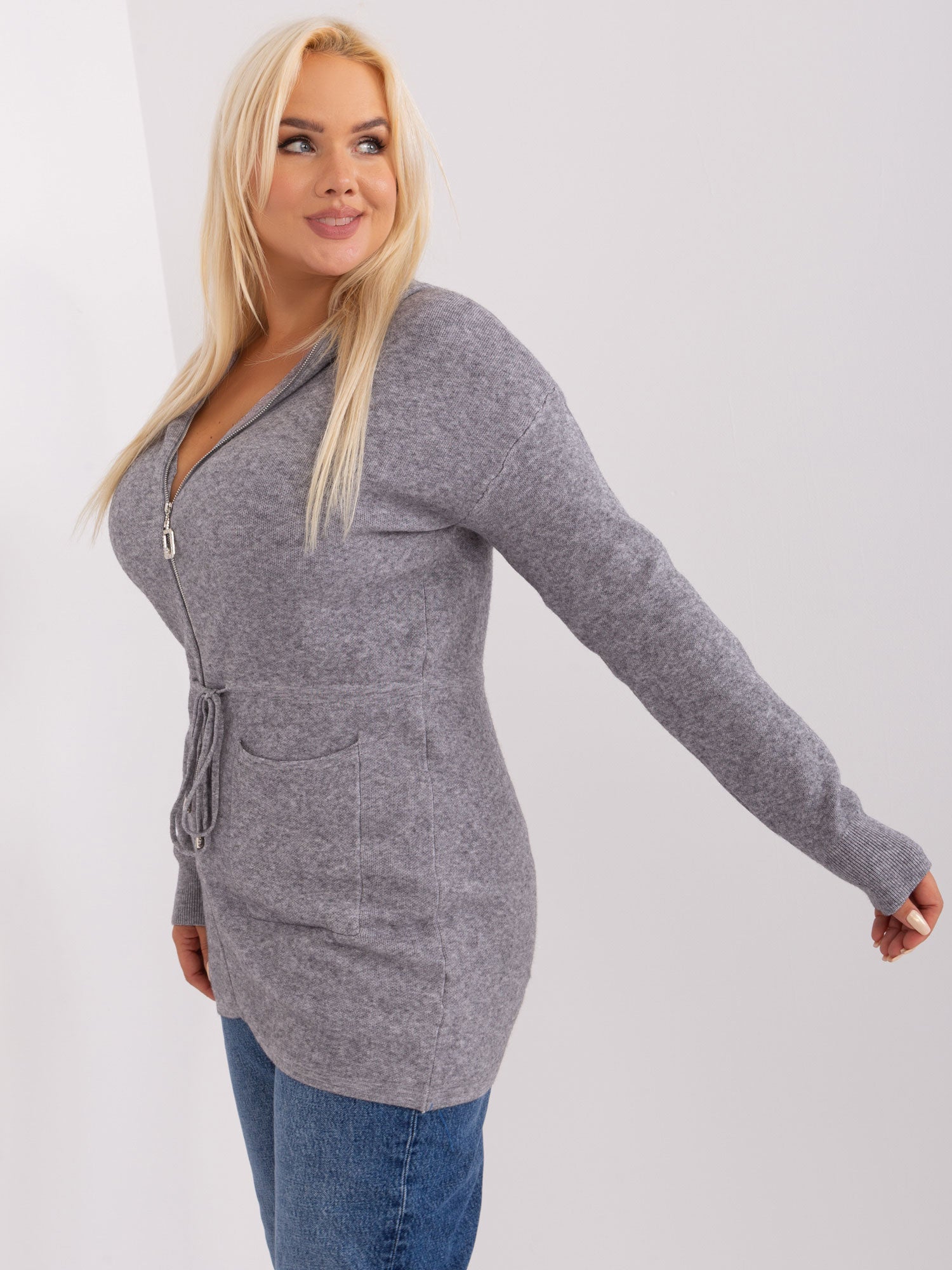 Szary długi sweter plus size z suwakiem