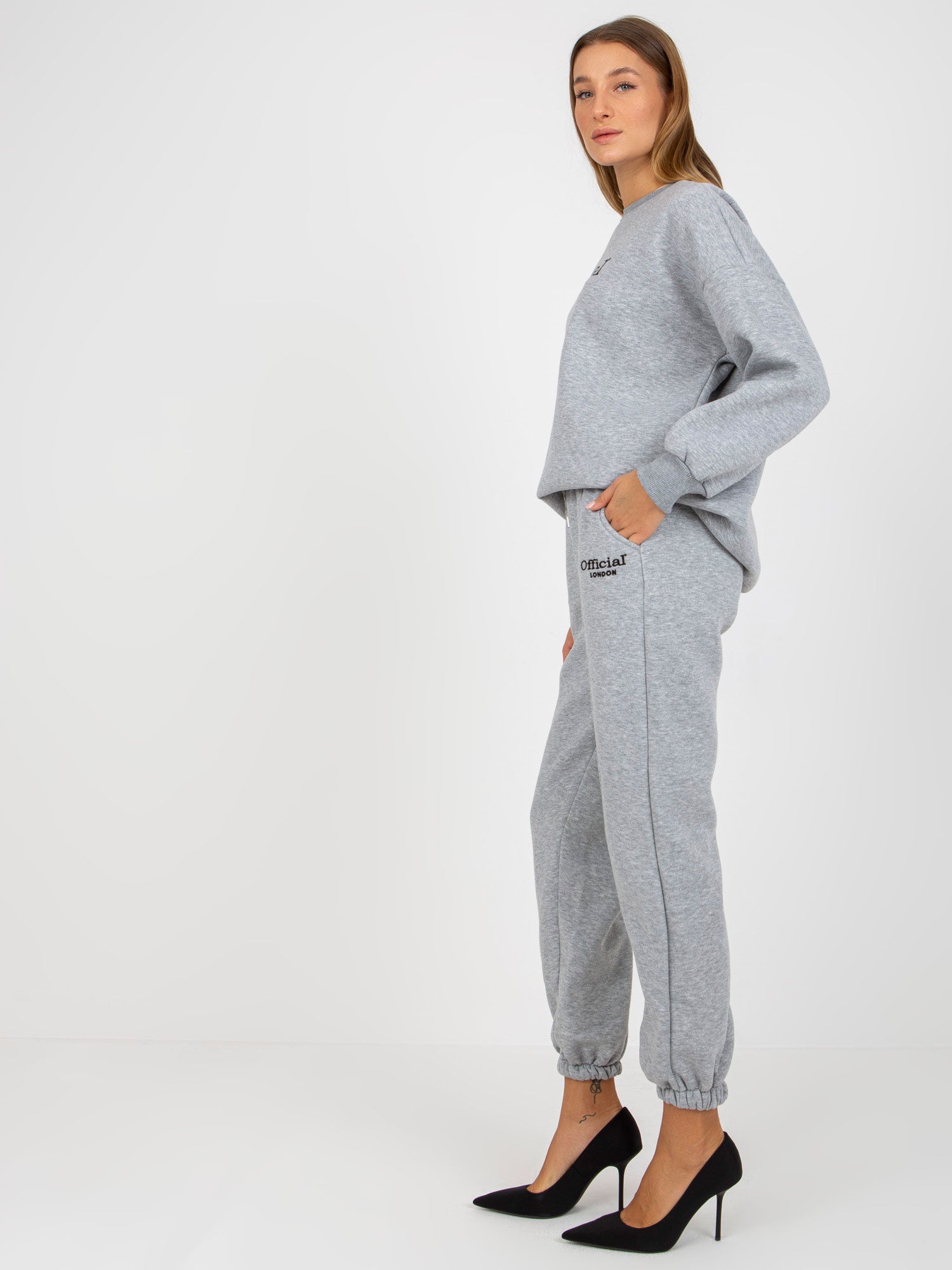 Szary dwuczęściowy komplet dresowy z bluzą oversize