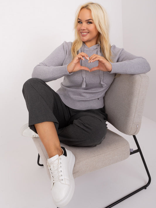 Szary sweter plus size z troczkami
