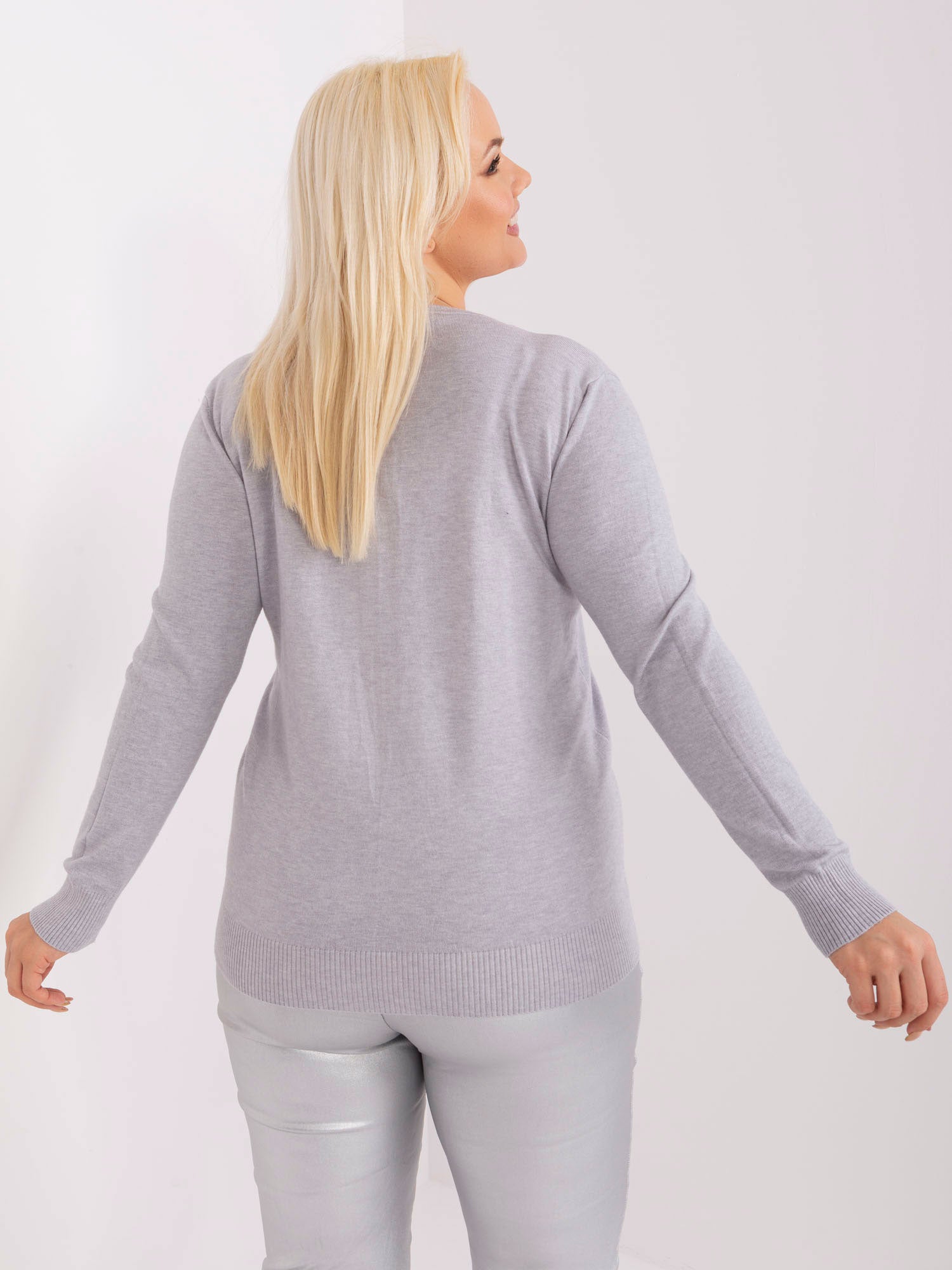 Szary gładki sweter plus size w serek