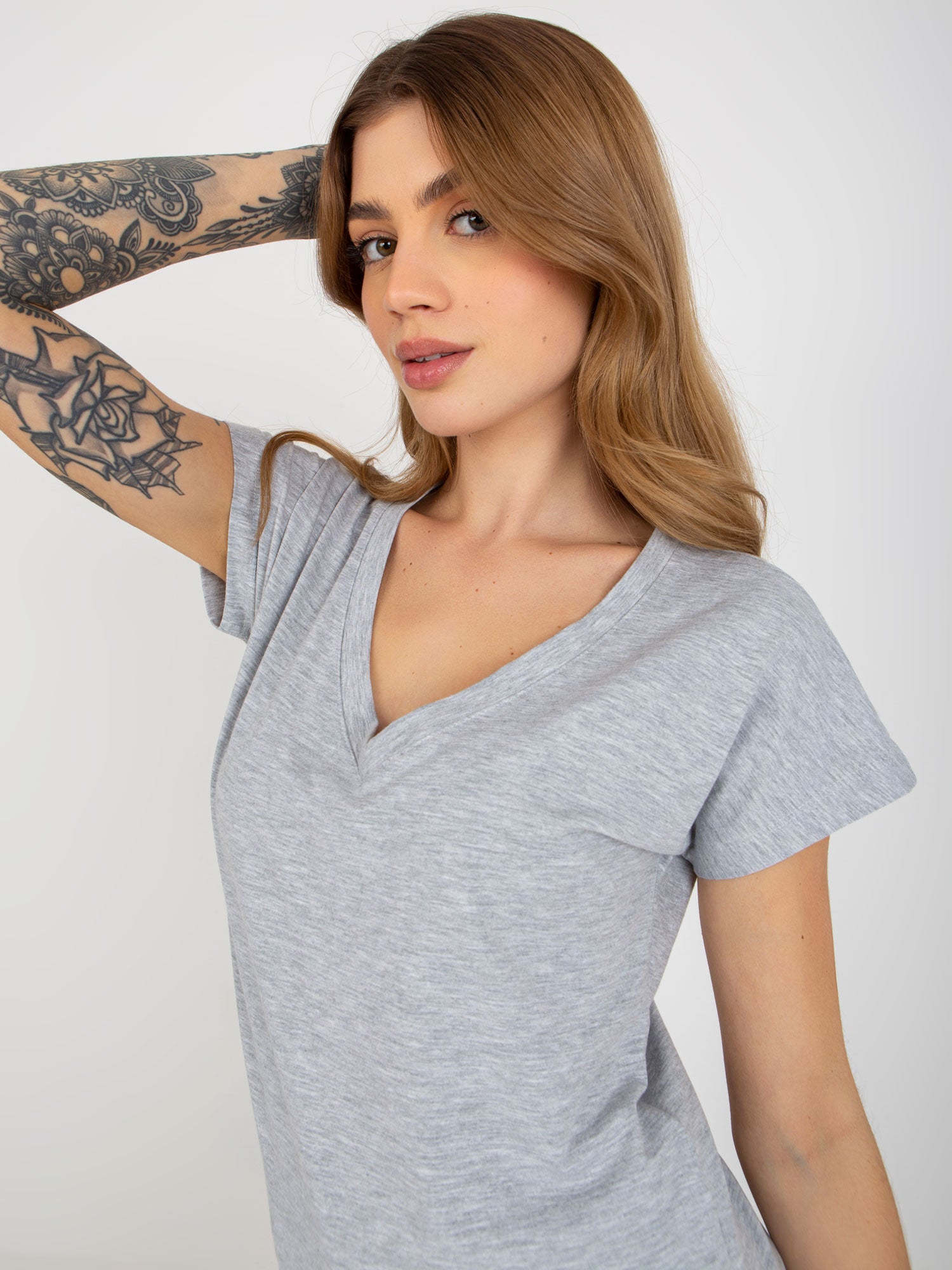 Szary melanżowy t-shirt basic z dekoltem V