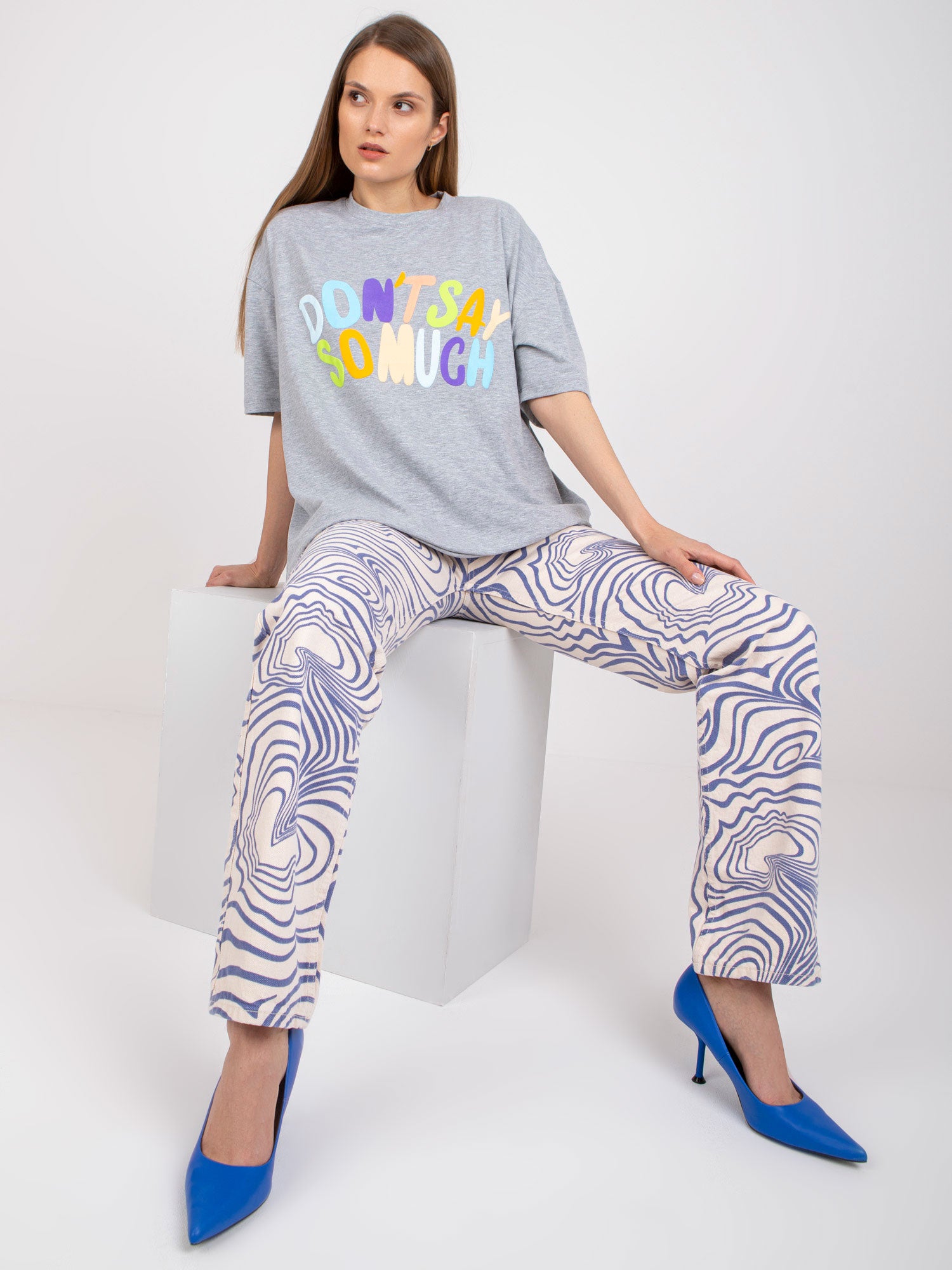 Szary melanżowy t-shirt oversize z nadrukiem