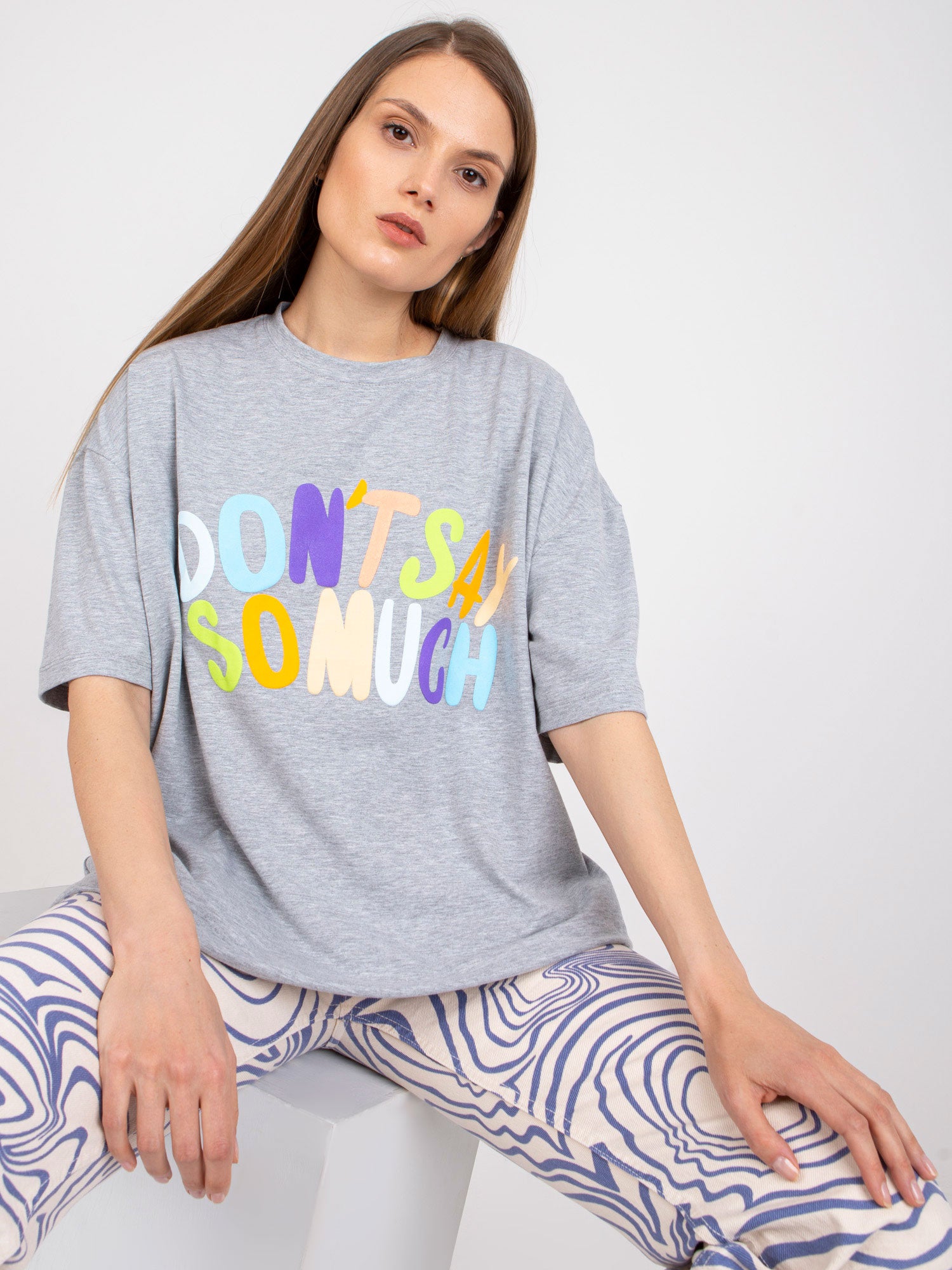 Szary melanżowy t-shirt oversize z nadrukiem