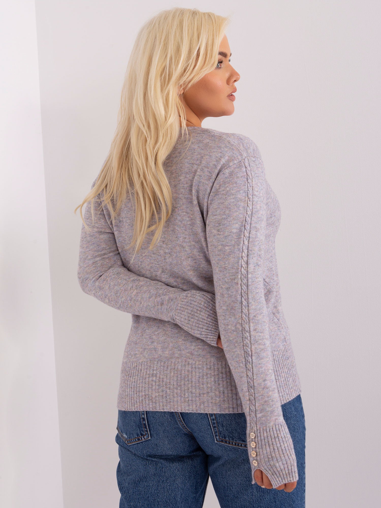 Szary damski sweter plus size z dekoltem V