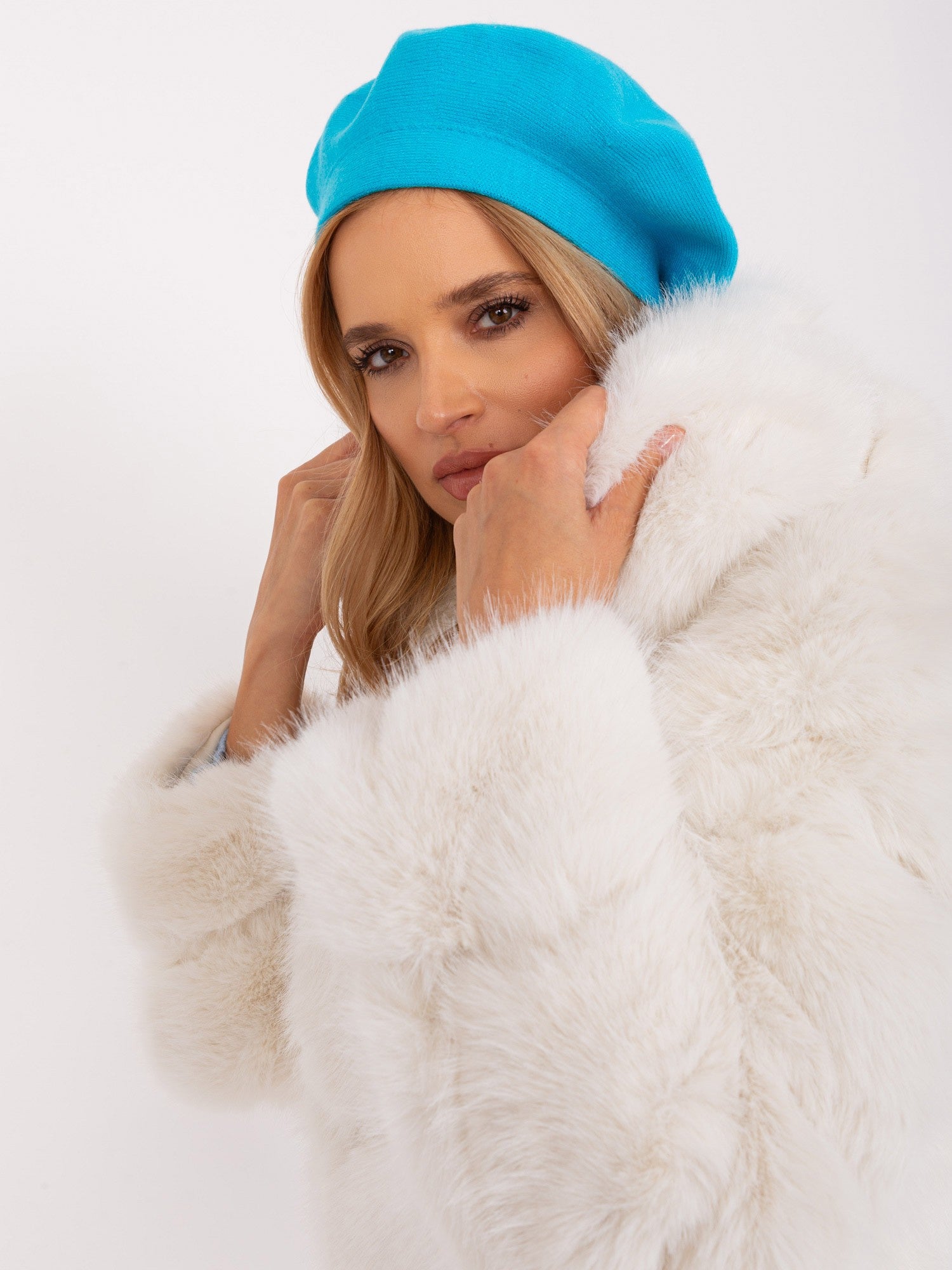Turkusowy beret zimowy damski