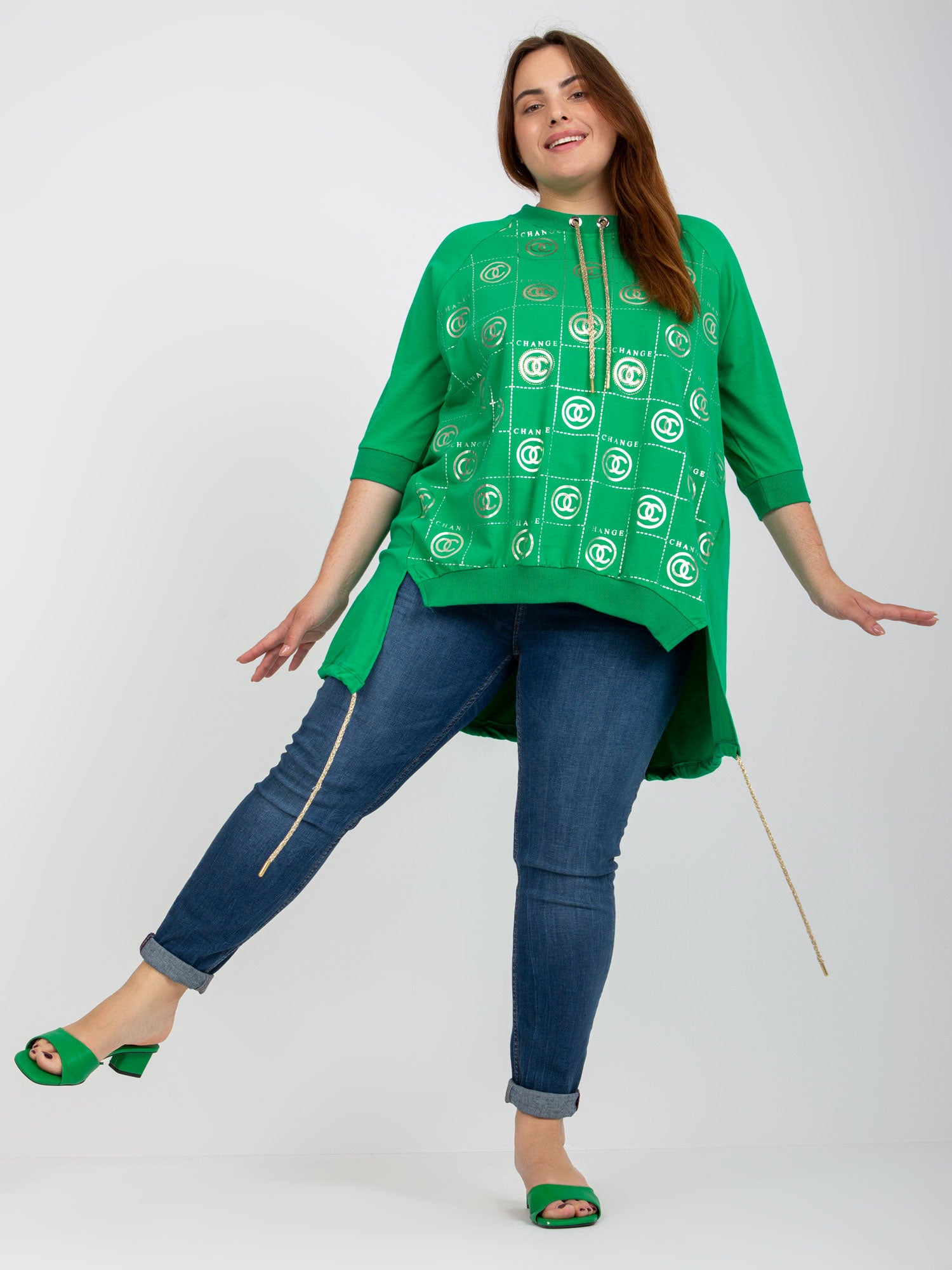 Zielona asymetryczna bluzka plus size z nadrukiem