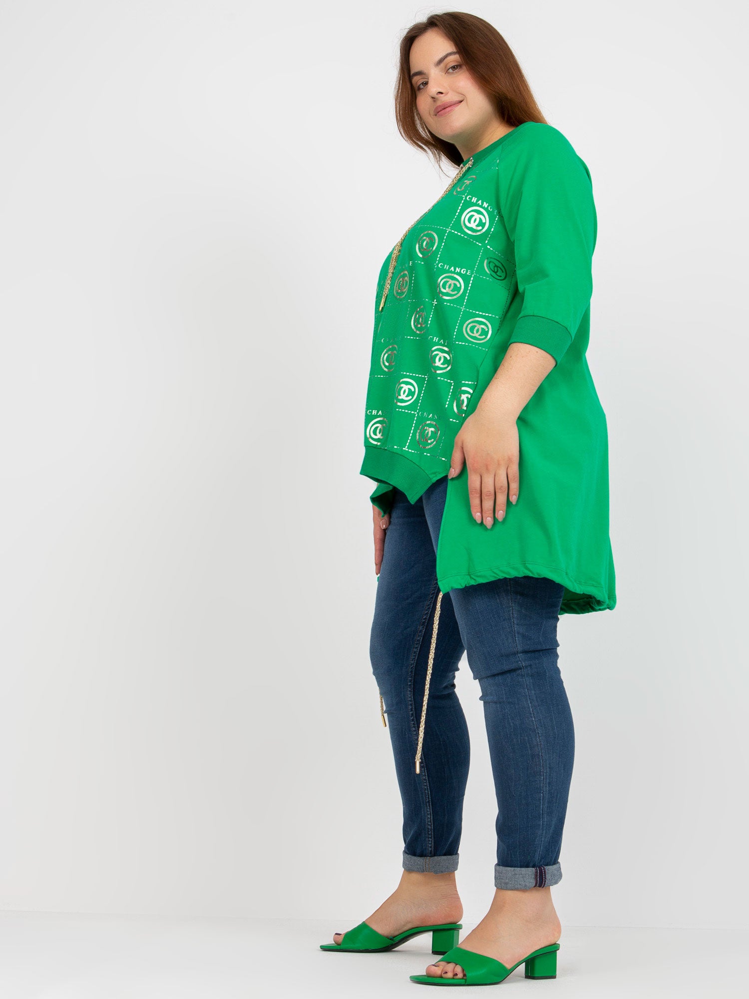 Zielona asymetryczna bluzka plus size z nadrukiem