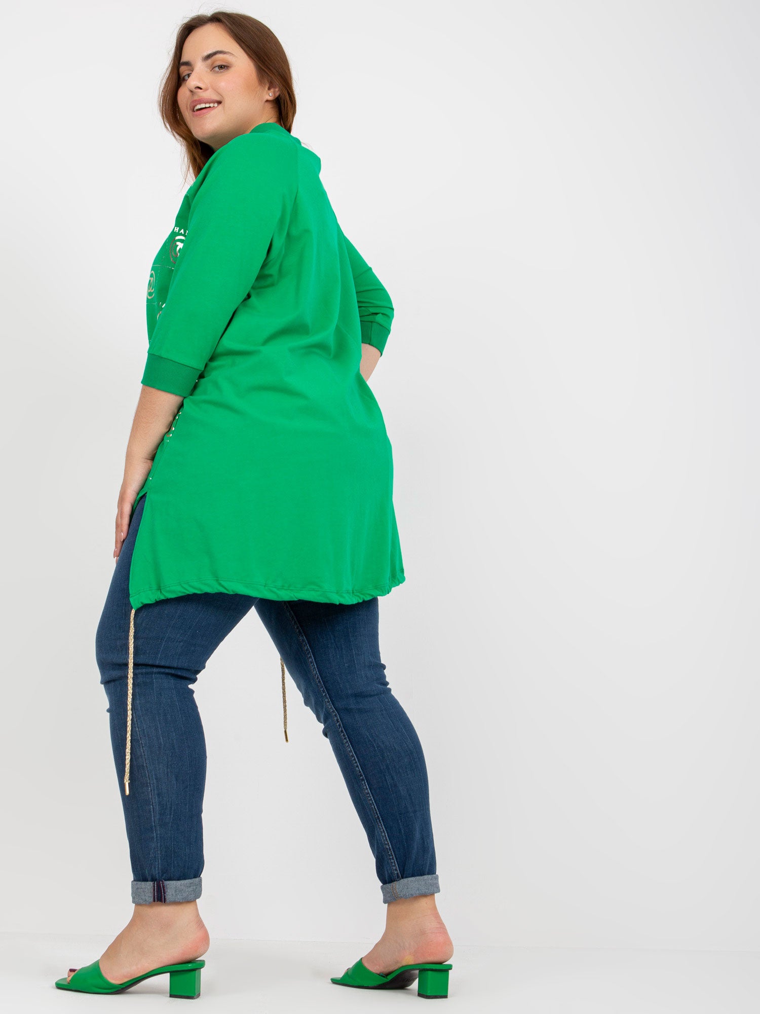 Zielona asymetryczna bluzka plus size z nadrukiem