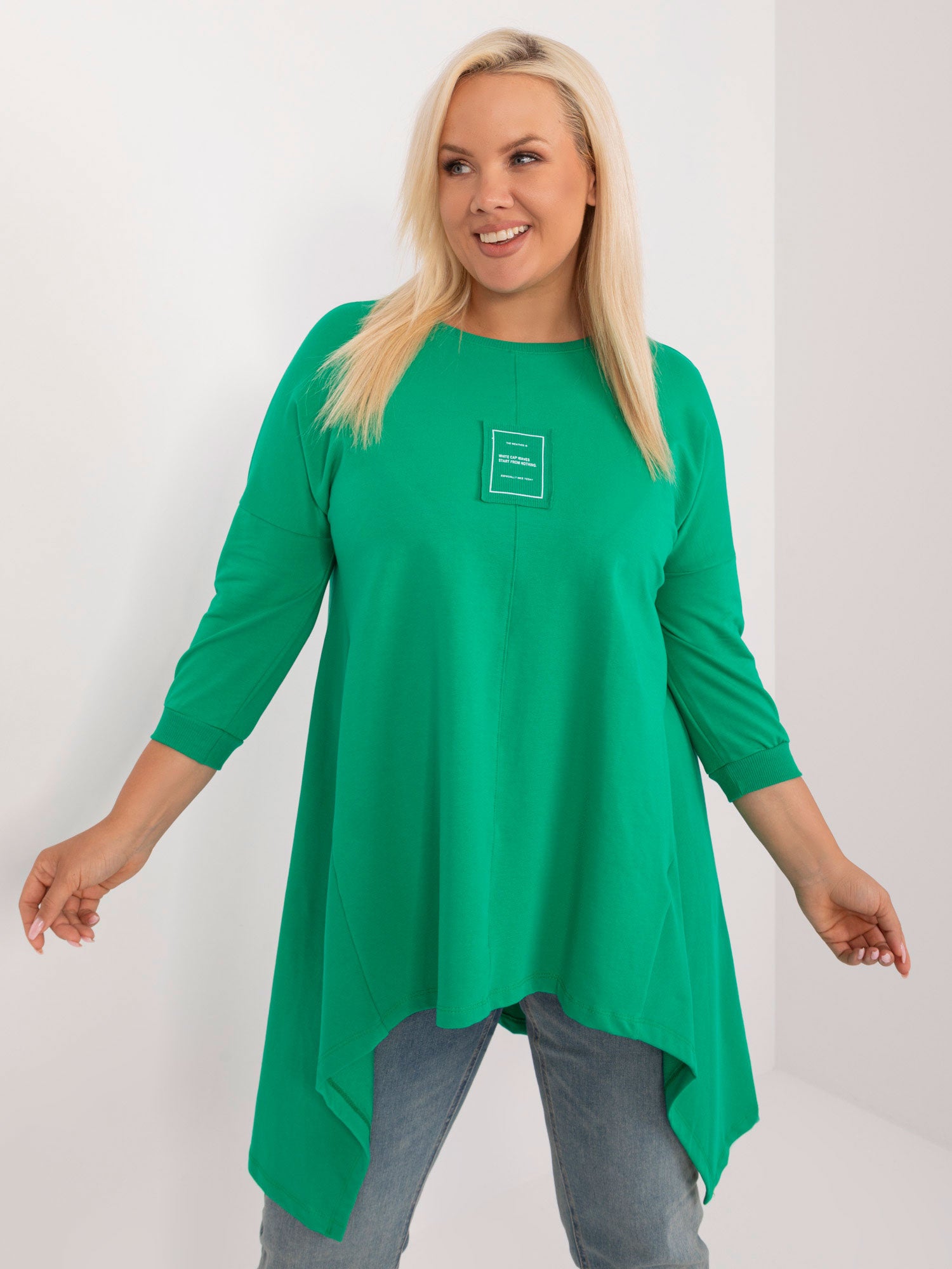 Zielona asymetryczna bluzka plus size z naszywką