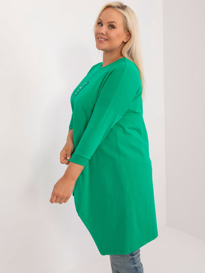 Zielona asymetryczna bluzka plus size z naszywką