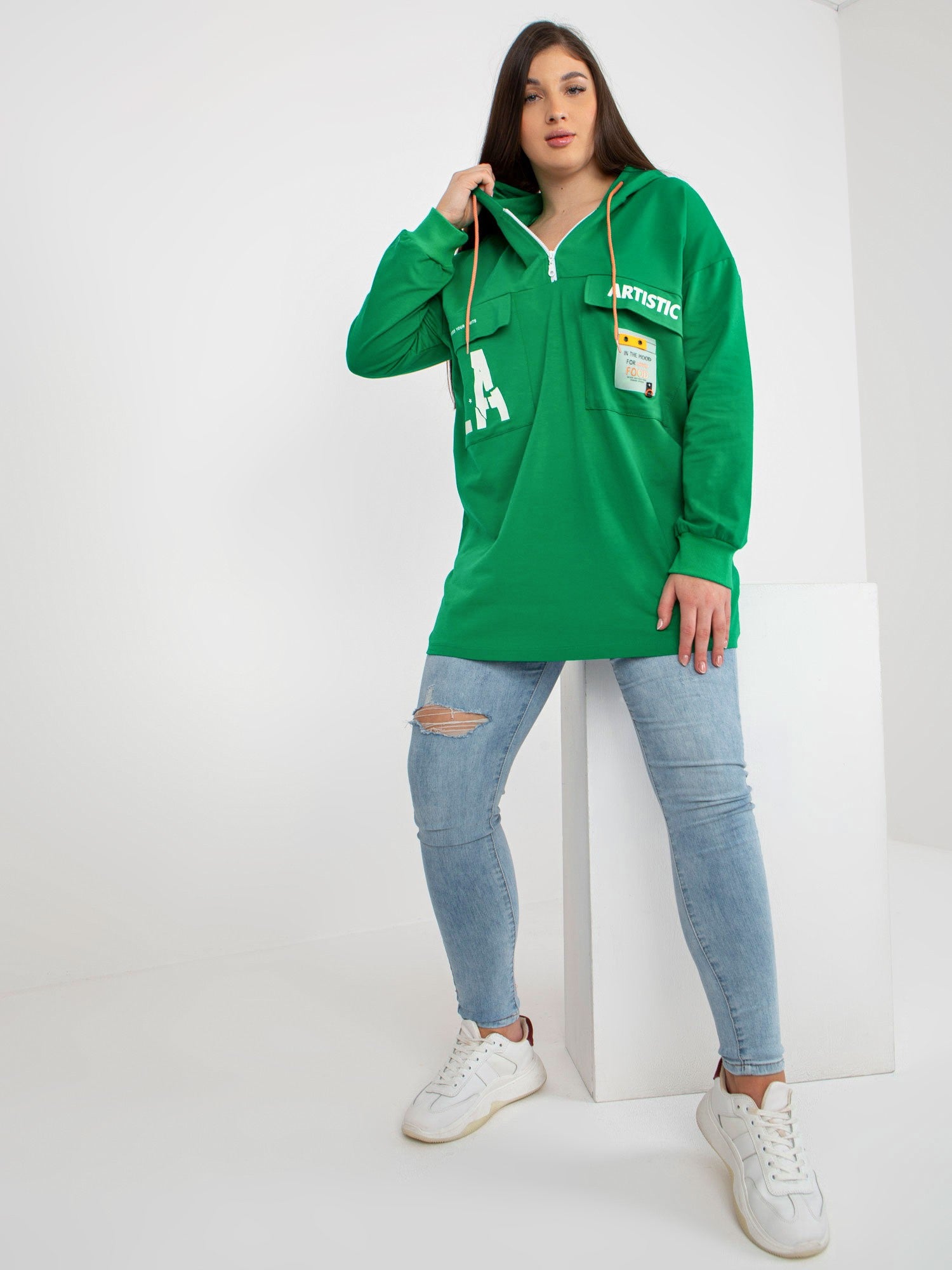 Zielona dłuższa bluza plus size z kapturem