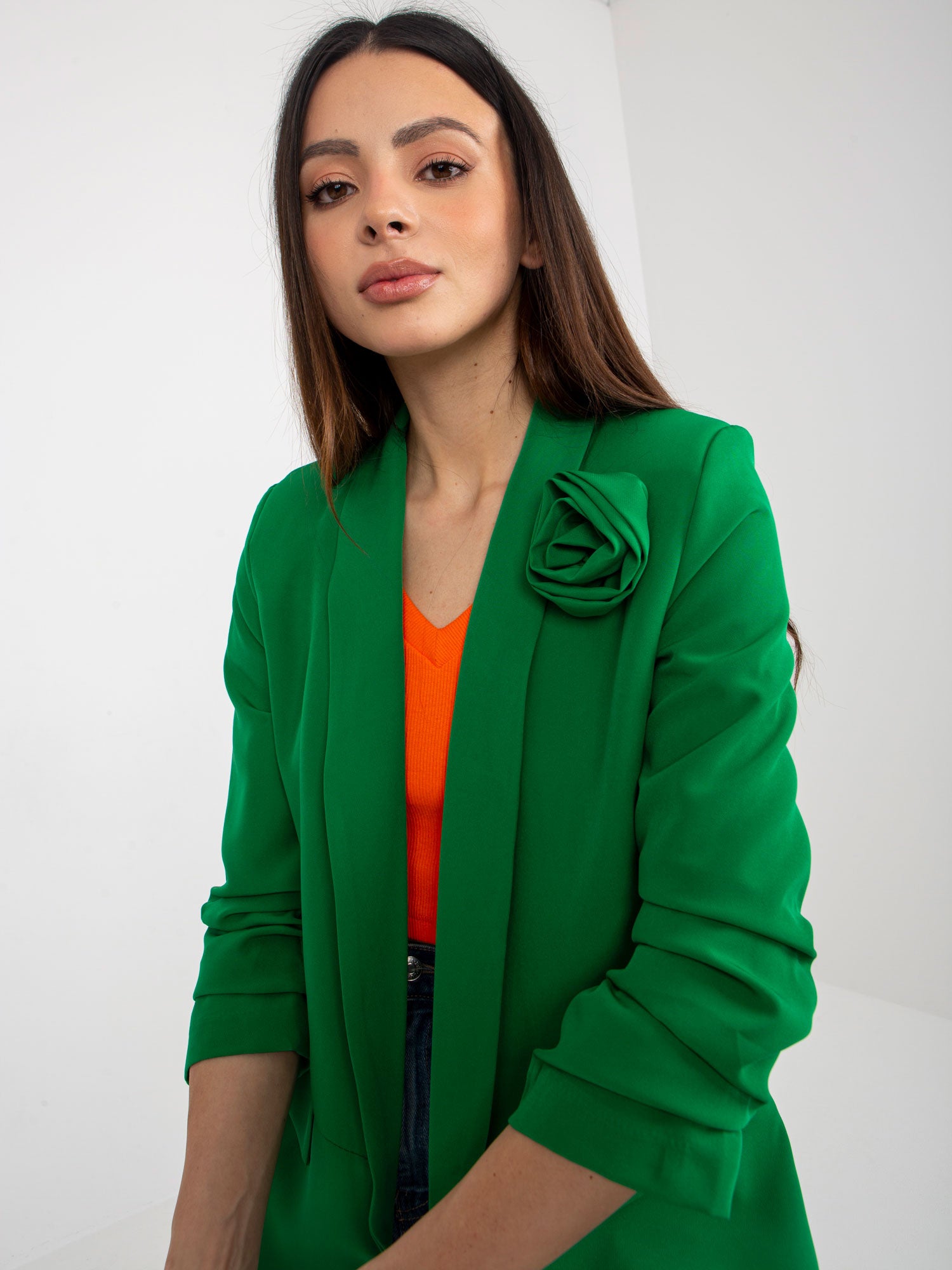 Zielona elegancka marynarka z kwiatem OCH BELLA