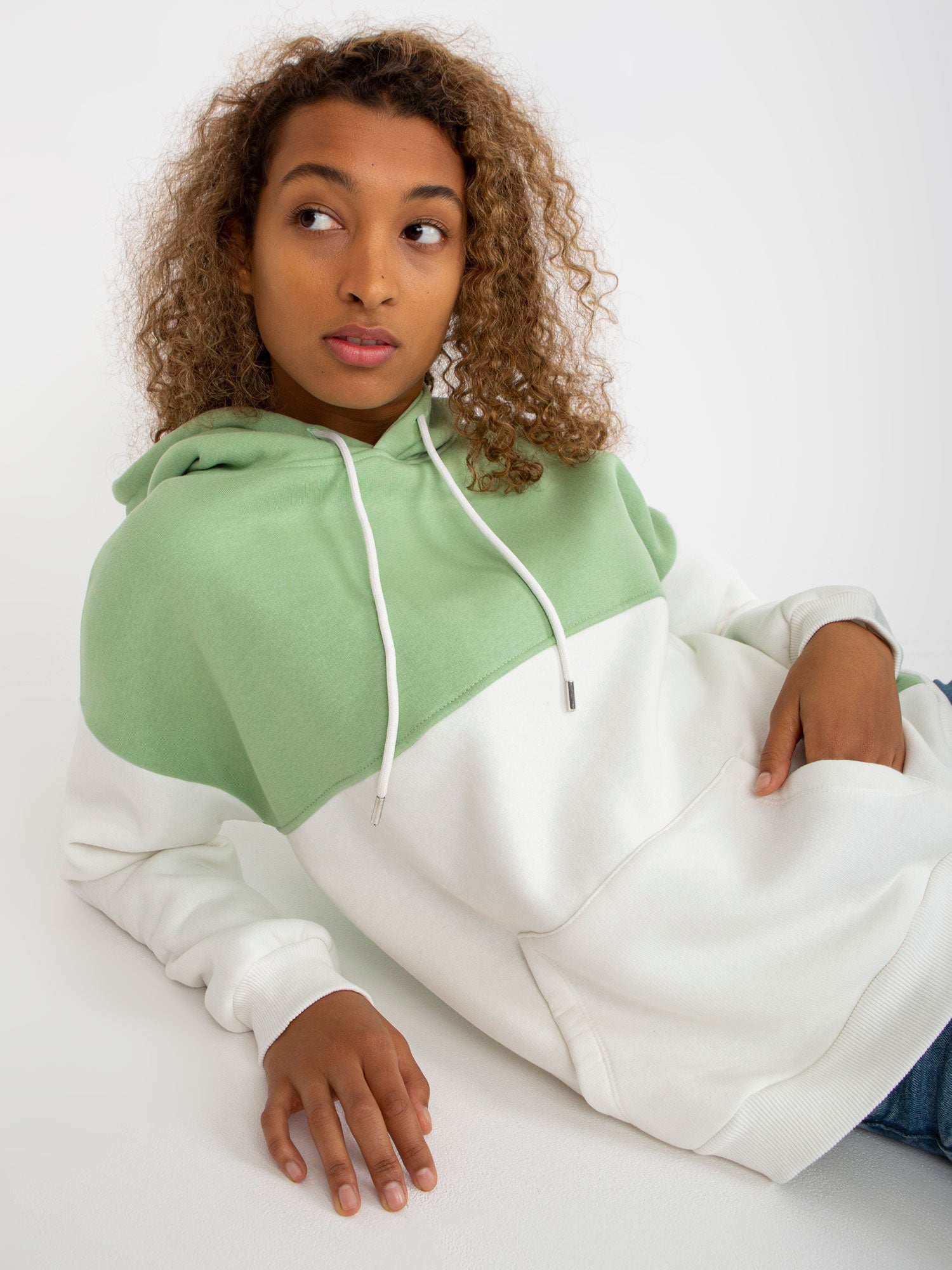 Zielono-ecru dresowa bluza basic kangurka RUE PARIS