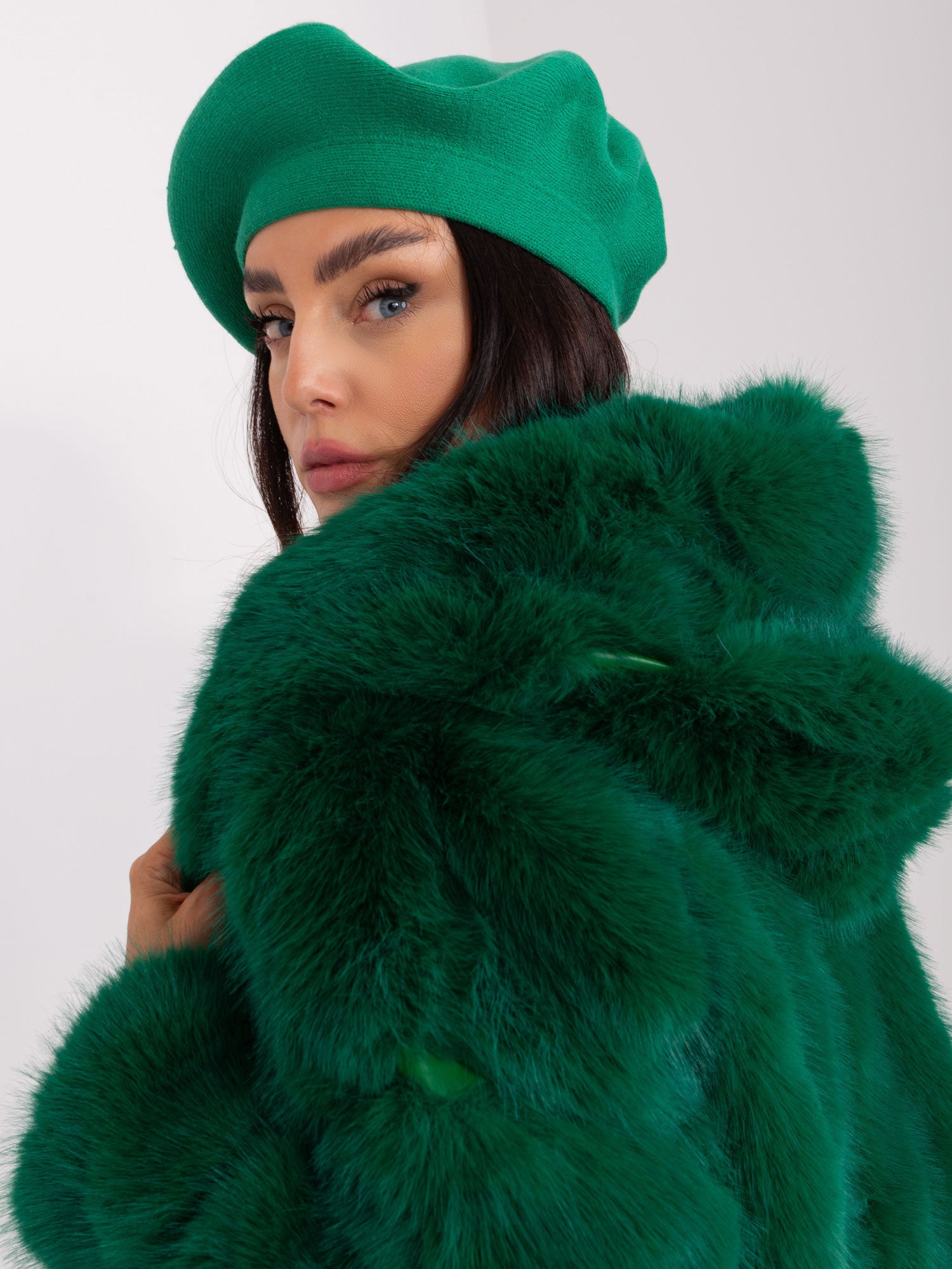 Zielona czapka zimowa typu beret