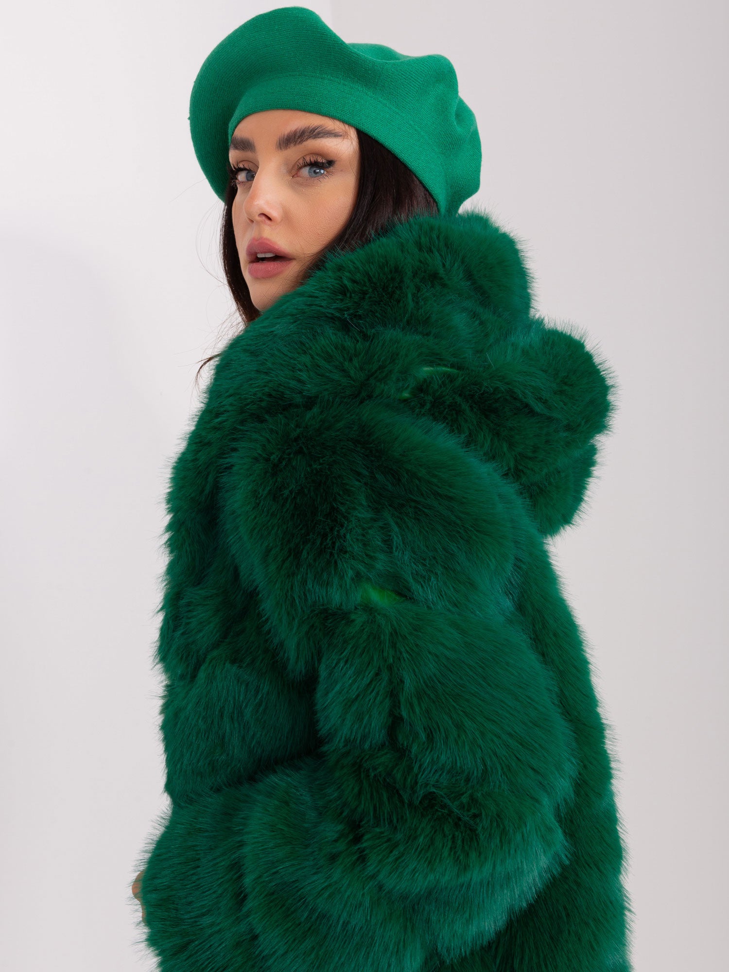 Zielona czapka zimowa typu beret
