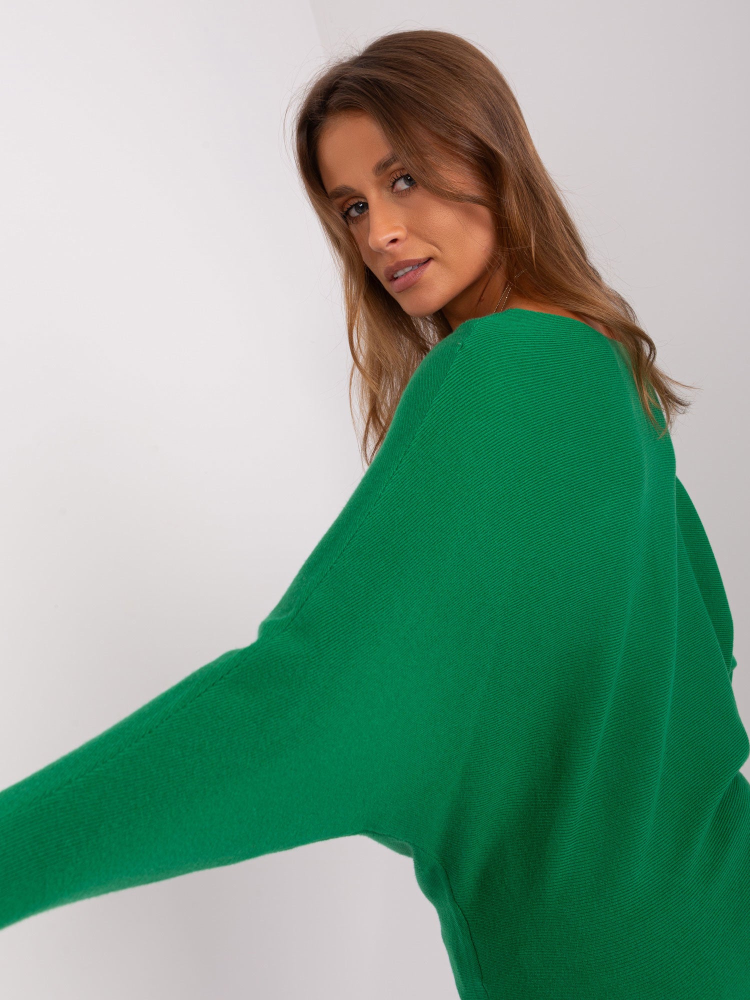 Zielony damski sweter oversize z wiskozą