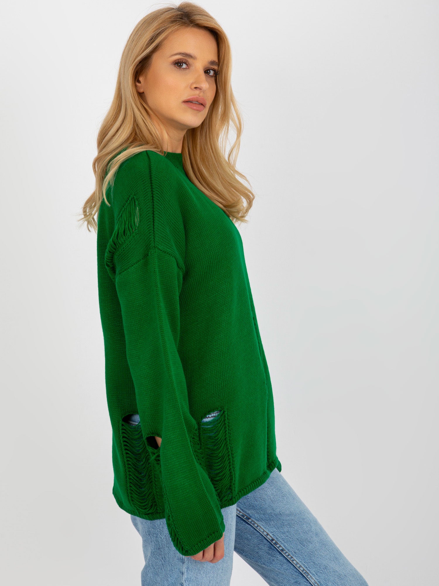 Zielony damski sweter oversize z dziurami