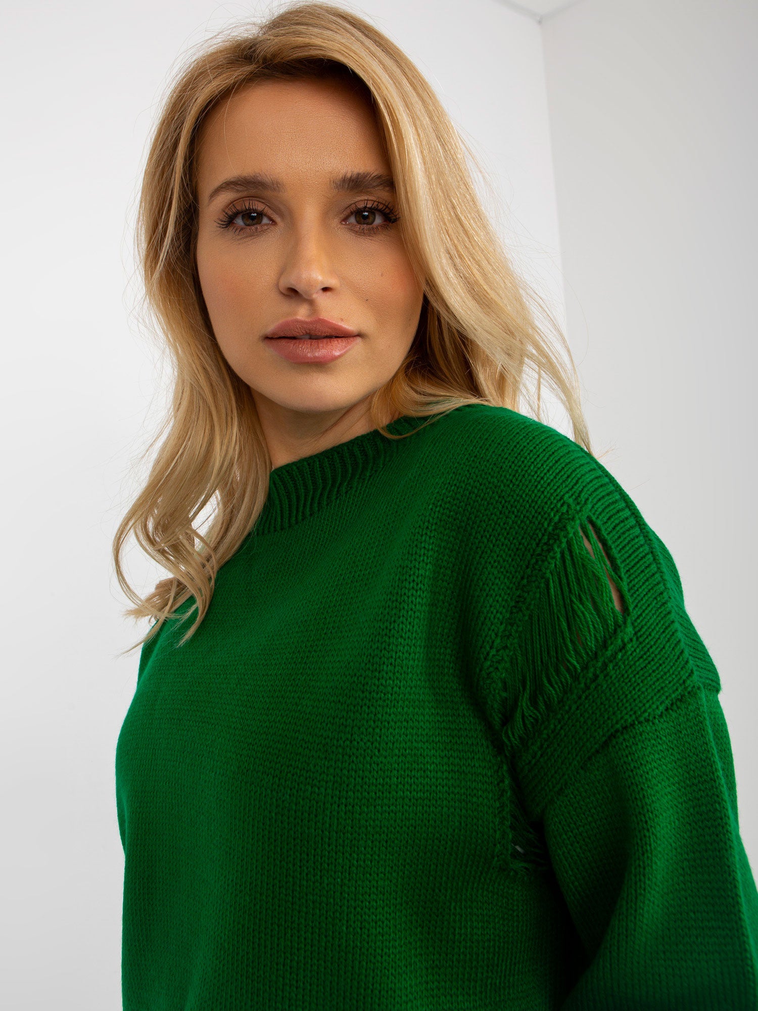 Zielony damski sweter oversize z dziurami