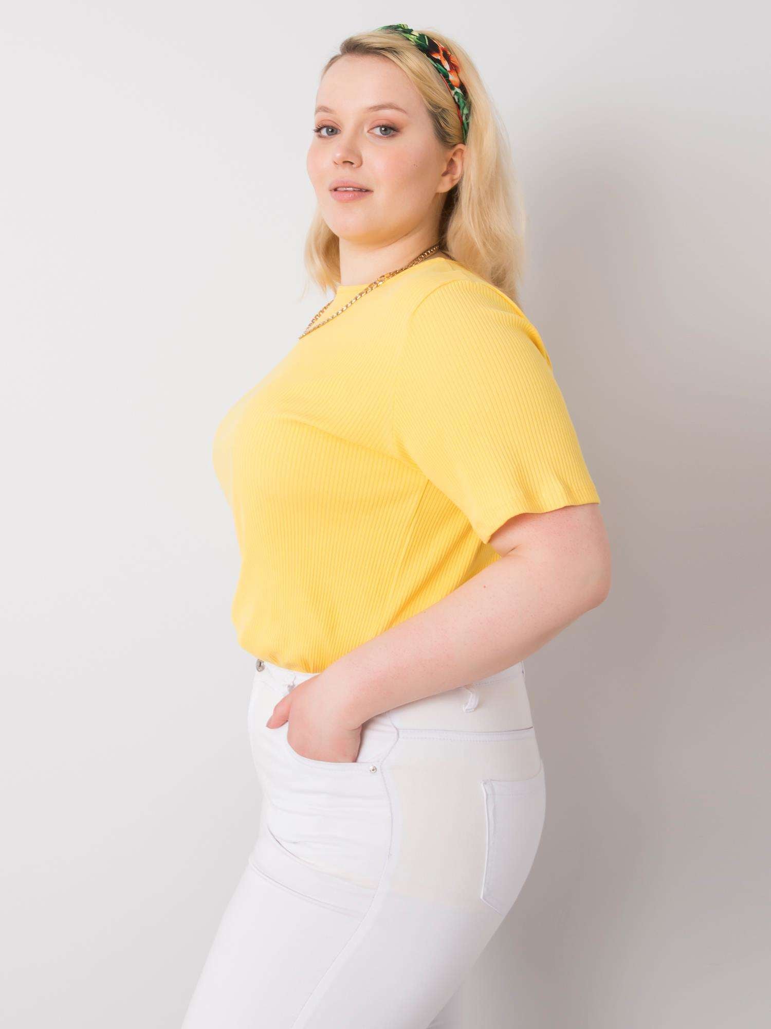 Żółta bluzka plus size w prążek