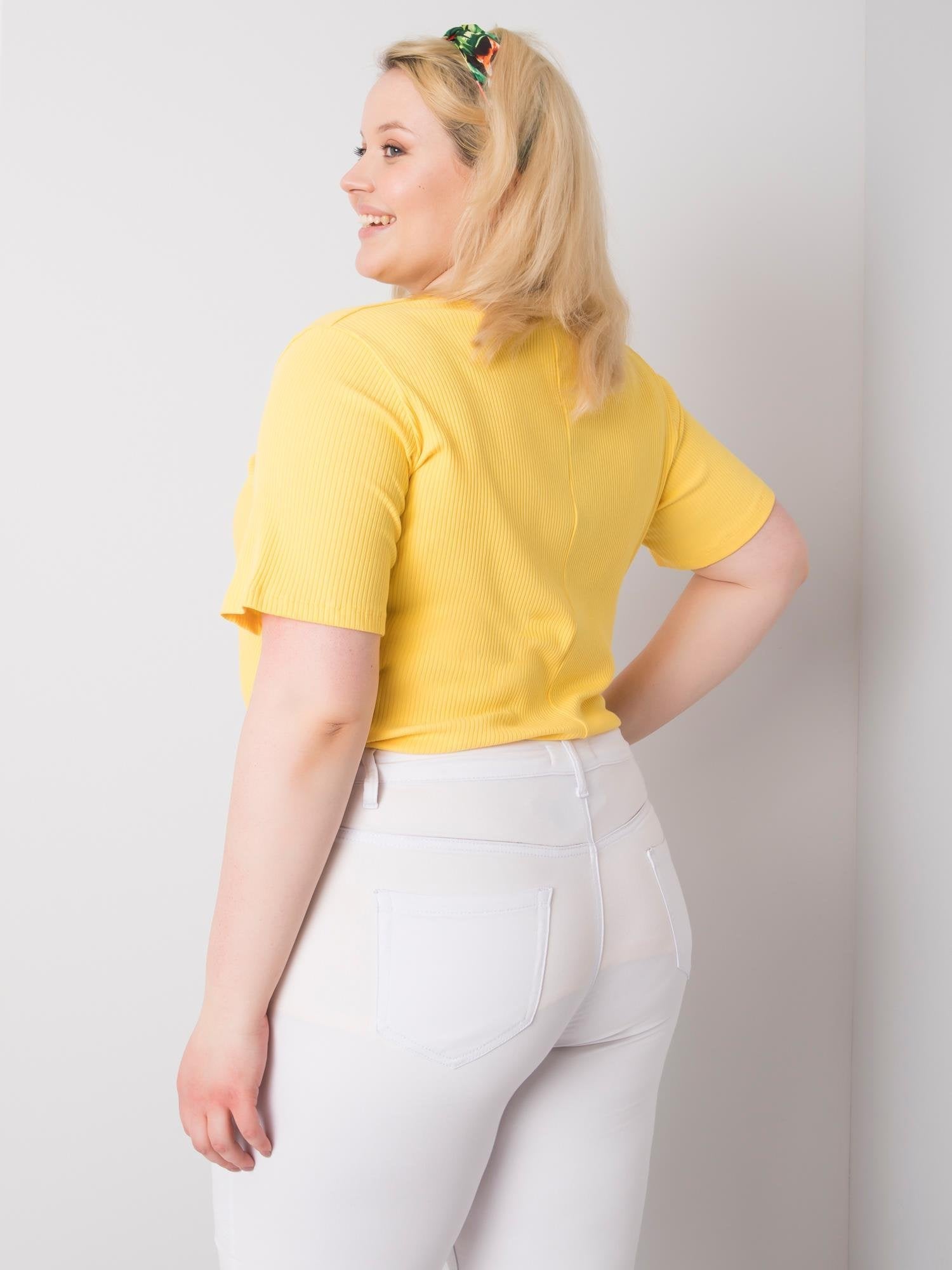 Żółta bluzka plus size w prążek