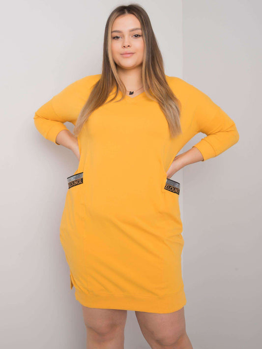 Żółta sukienka plus size z aplikacją