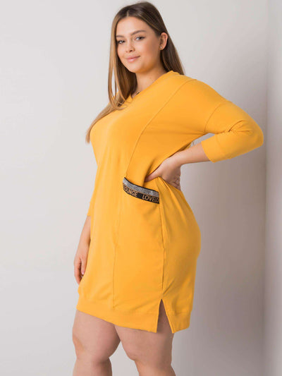 Żółta sukienka plus size z aplikacją