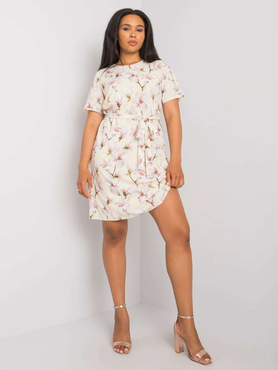 Żółta sukienka plus size w kwiaty z wiązaniem