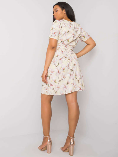 Żółta sukienka plus size w kwiaty z wiązaniem