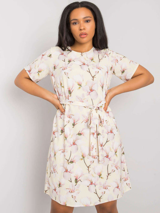 Żółta sukienka plus size w kwiaty z wiązaniem