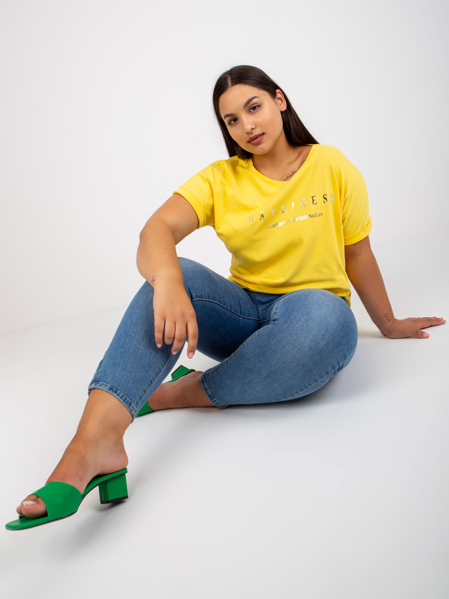 Żółty t-shirt plus size ze złotym nadrukiem