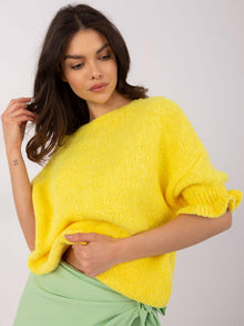 Żółty sweter oversize z falbankami przy rękawach