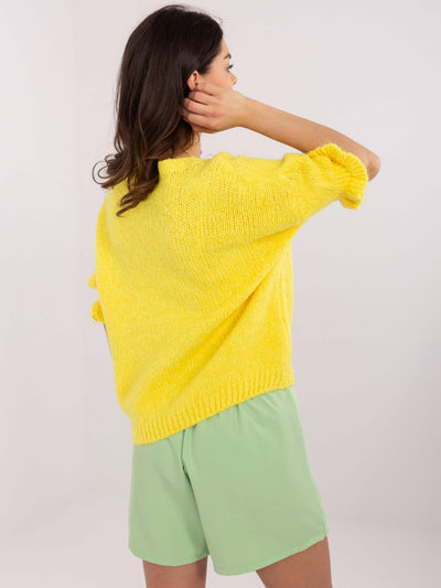 Żółty sweter oversize z falbankami przy rękawach
