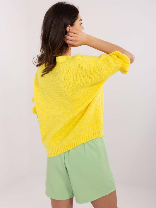 Żółty sweter oversize z falbankami przy rękawach