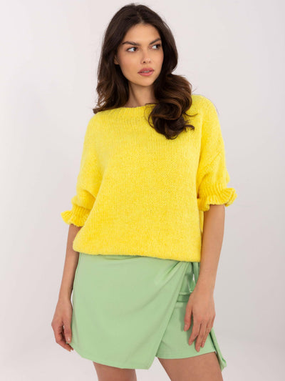 Żółty sweter oversize z falbankami przy rękawach