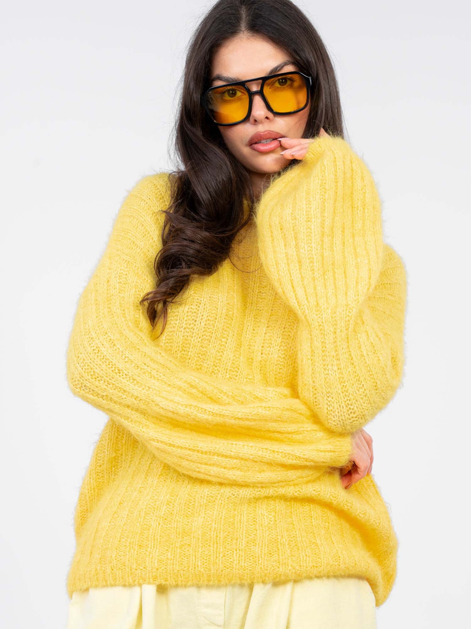 Żółty damski sweter oversize z domieszką wełny