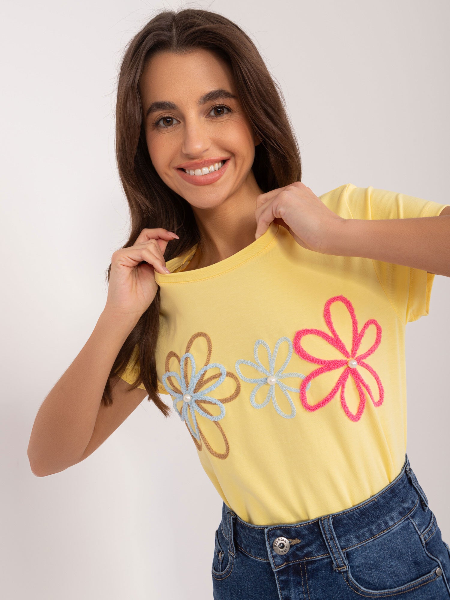 BASIC FEEL GOOD Żółty t-shirt z kwiatową aplikacją
