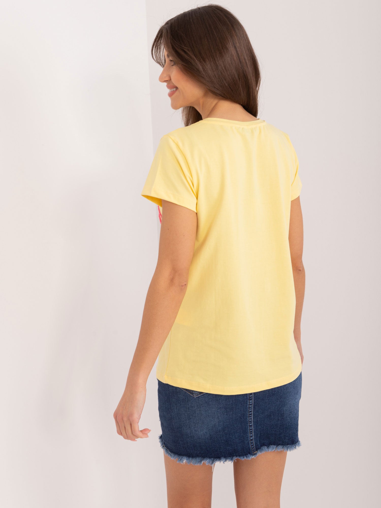 BASIC FEEL GOOD Żółty t-shirt z kwiatową aplikacją