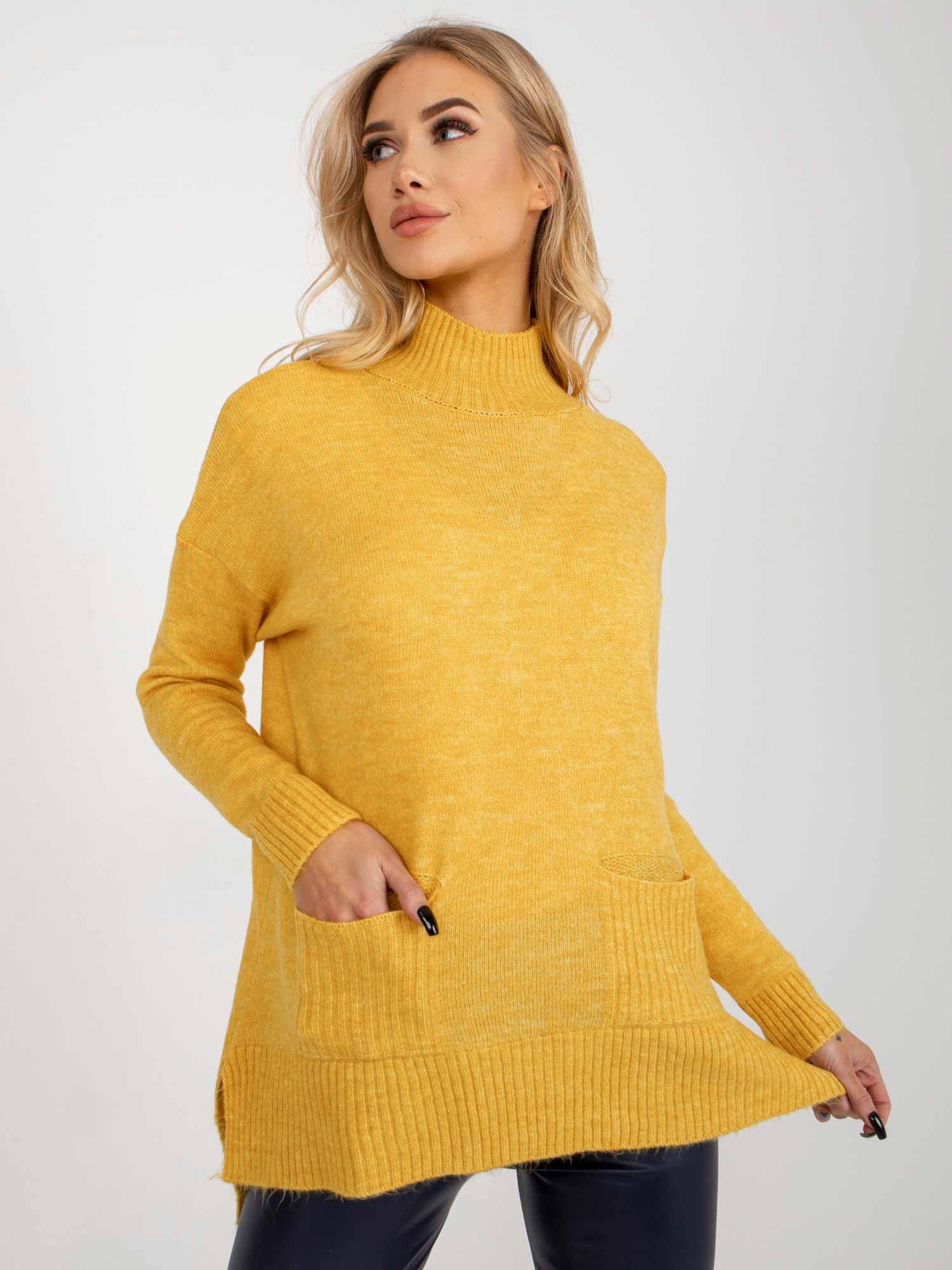 Żółty długi sweter oversize z kieszeniami