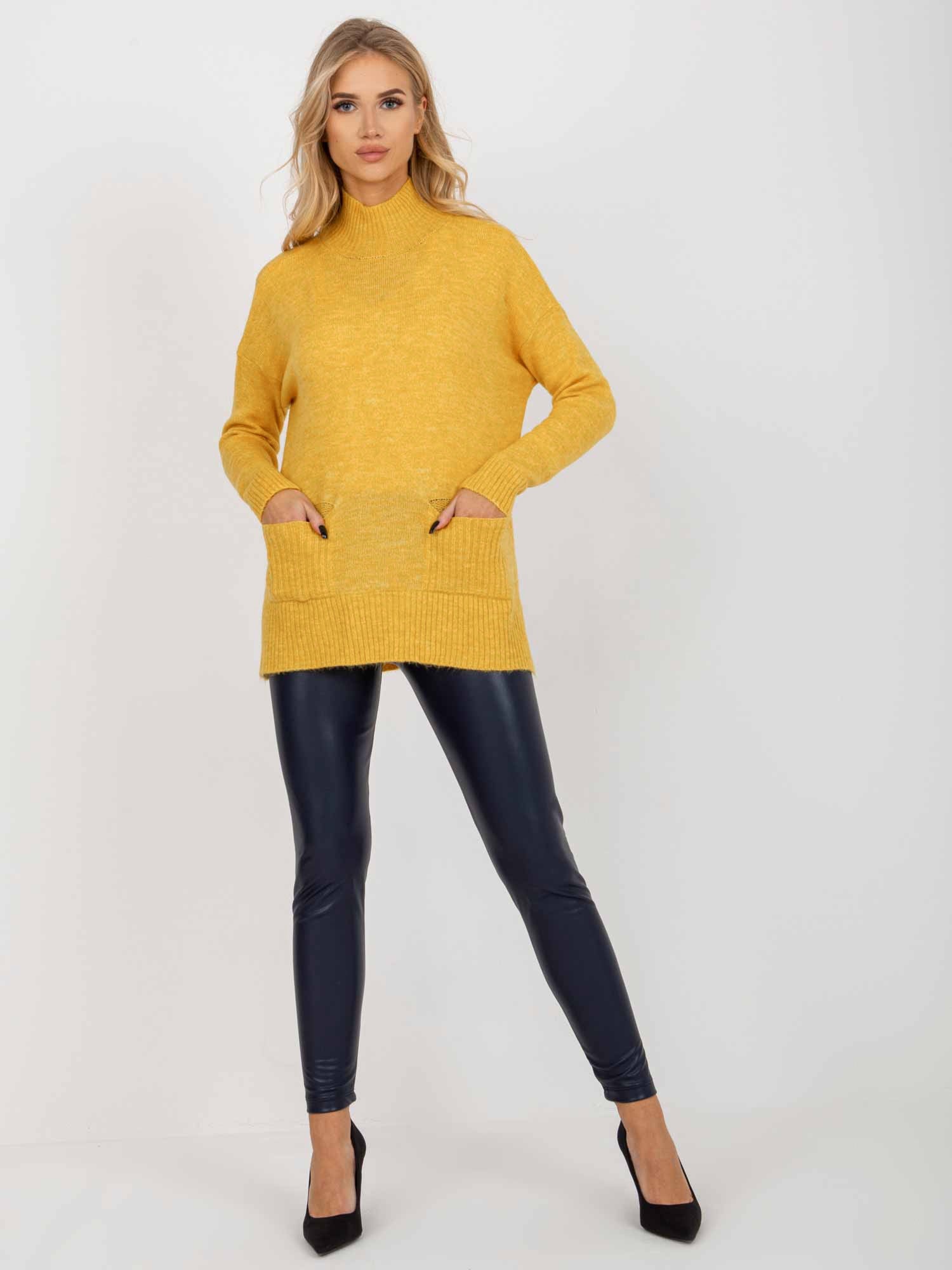 Żółty długi sweter oversize z kieszeniami