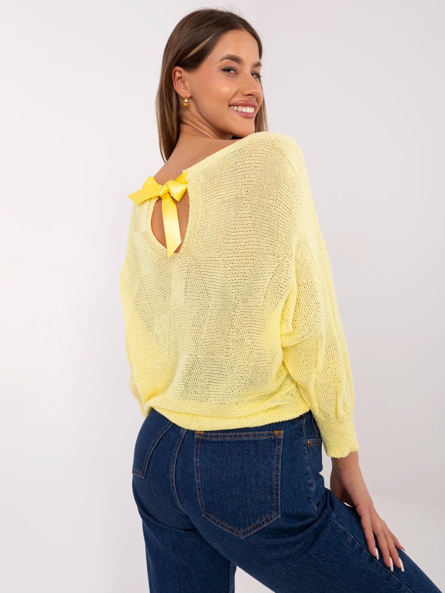 Żółty damski sweter oversize w romby